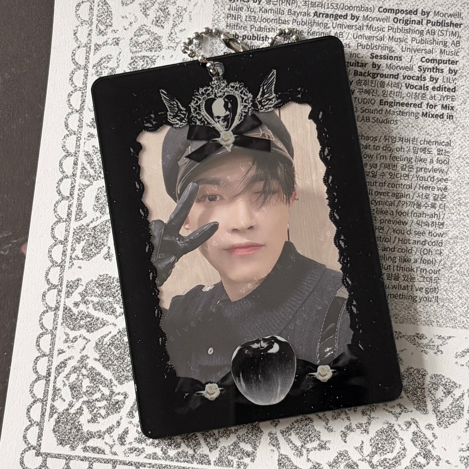 globe　The File of Relation ＆ TKポストカード Photocard Holder - Gothic Apple | Studio Velvet KT